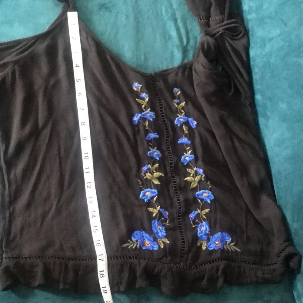 AEO black cold shoulder oversized cropped embroidered long sleeves top size M - Picture 14 of 14